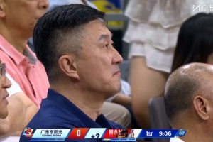 老熟人了！广东总教练、前主教练杜锋现场观战广东主场VS江苏