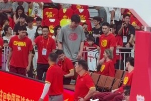 传统节目！新西兰赛前全队跳毛利战舞 中国队员眼神犀利观看