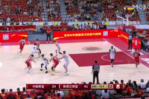 帅气1打3！胡金秋内线接球 在对手三人包夹前转身勾手命中！