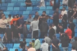 获青岛海牛球迷点赞！实拍：国安破门后国安球迷静默庆祝