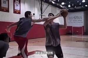 此前科比采访时，瓦妮莎看向老大的眼神，满是藏不住的爱意！