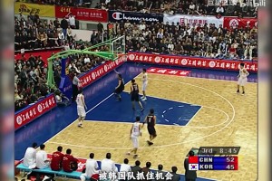 先是扫堂腿，又是踹裆脚！ UFC都禁止的动作，出现在篮球场上？