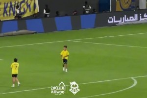 C罗和努涅斯场边捂嘴热聊笑不停，难道是在现场交流射门心得？⚽
