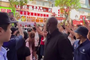感觉住这边挺危险的？小男孩打球掉下山崖。大黄，走，下山捡球去