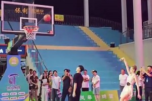 老大名场面！此前科比参加霉霉的演唱会，霉霉秒变迷妹~