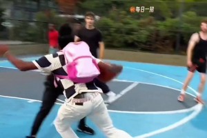 中国人也能飞天遁地！国青小将杨易轩在美国高中联赛各种秀暴扣！